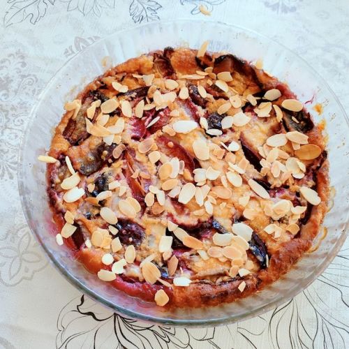 Plum and almond clafoutis: an autumn recipe