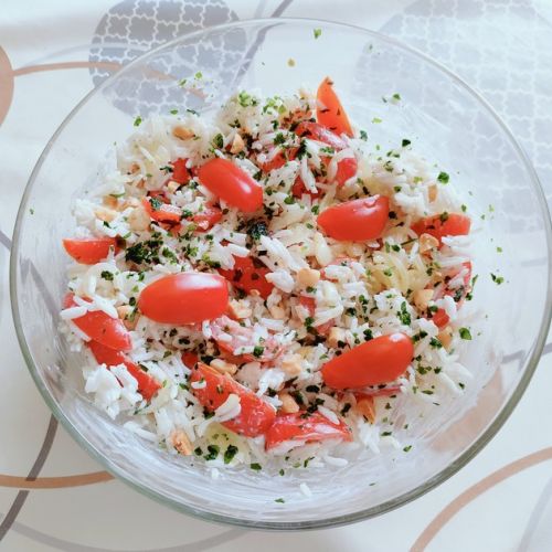 Rice salad with cherry tomatoes and coconut milk: an easy recipe