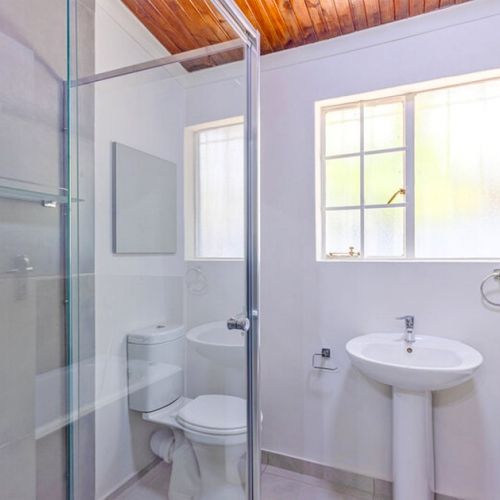 Shower cabin: how to clean it and remove limescale?