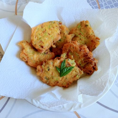 Zucchini fritters with mint: an easy recipe